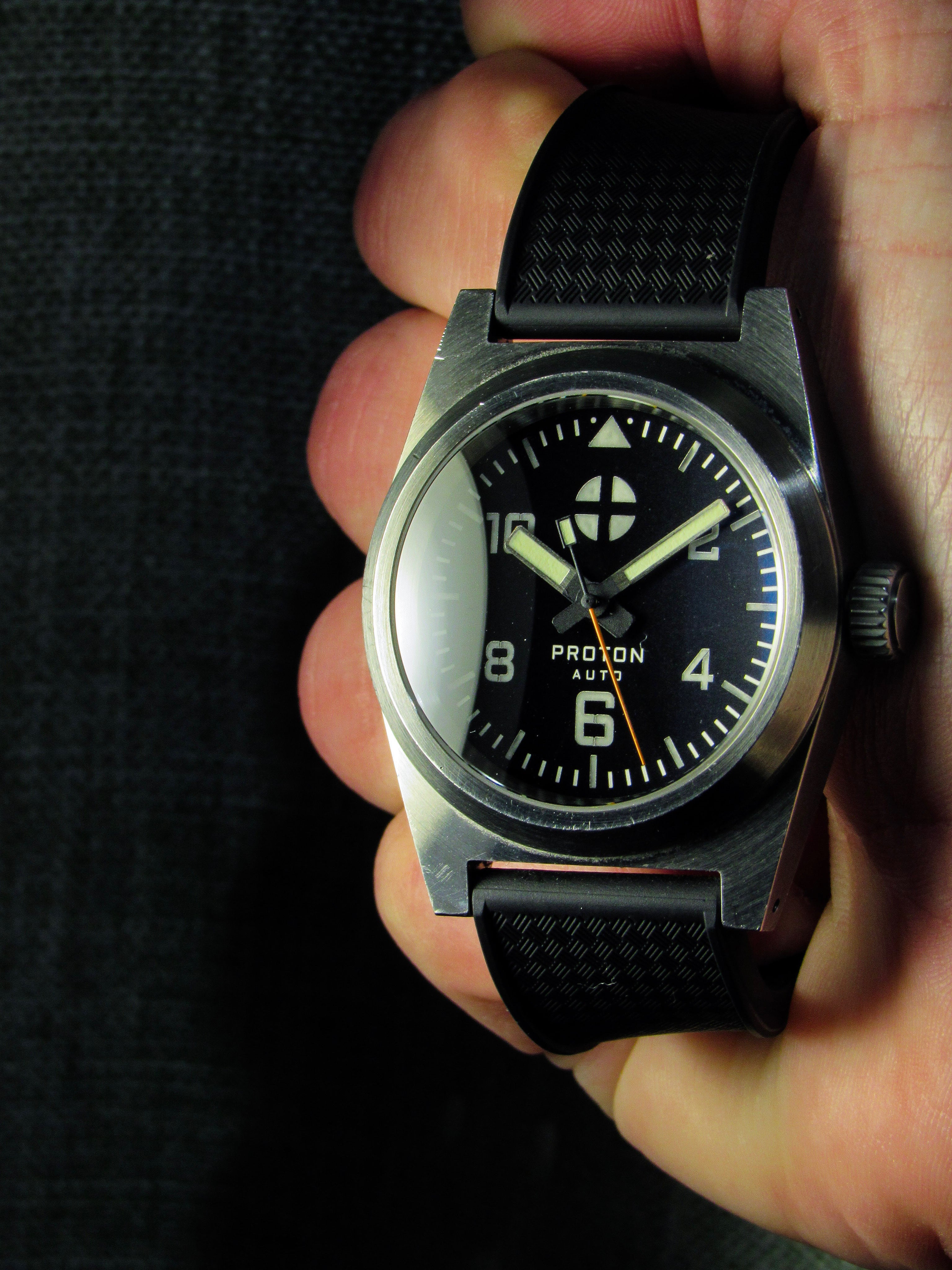 Automatic mechanical watch on black rubber strap with sapphire crystal